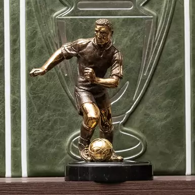 Vizuri скульптура "Футболіст з м'ячем"