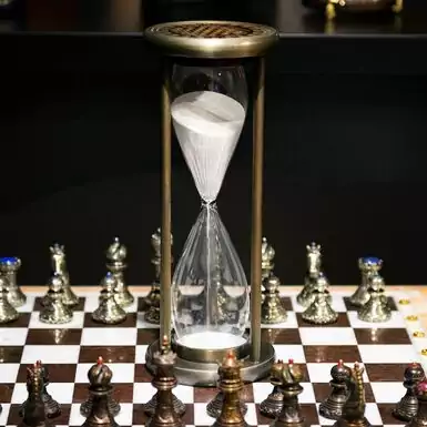 Винтажные песочные часы "Время шахмат"