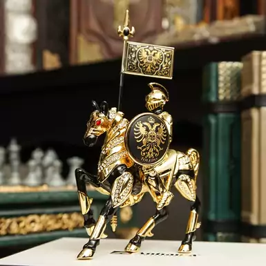 Статуэтка со стразами Сваровски "Золотой рыцарь с щитом" от Anframa