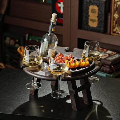 Деревянный винный столик с менажницей для закусок ручной работы