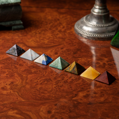 Набір з 7 чакрових пірамідок «Garmony» з червоної яшми, помаранчево-медового онікса, жовтого онікса, зеленого амазоніта, блакитного лазурита, синього содаліта, фіолетового чароїта від Stone Art Designe (18 г / 318 г)
