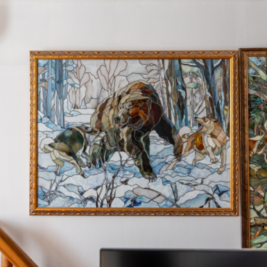 Картина из витражного стекла "Собаки охотника и медведь" от GLASS ART