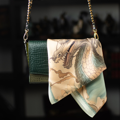 Подарочный комплект - кожаная сумка "Greenie" и шелковый платок "Зеленый Деревянный Дракон" от FAMA (лимитированная коллекция, 65х65 см)