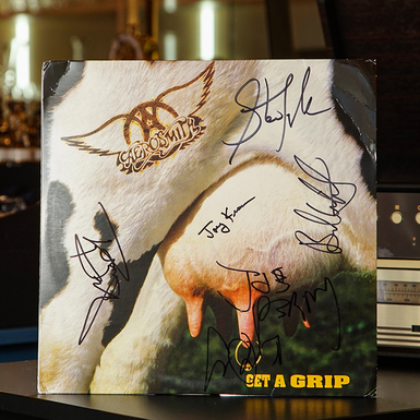 Сертифицированный автограф группы Aerosmith (Стивен Тайлер, Том Хэмильтон, Джоуи Крамер, Джо Перри, Брэд Уитфорд) на пластинке Aerosmith – Get A Grip (2017)