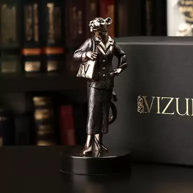 Скульптура «Світська левиця» від Vizuri