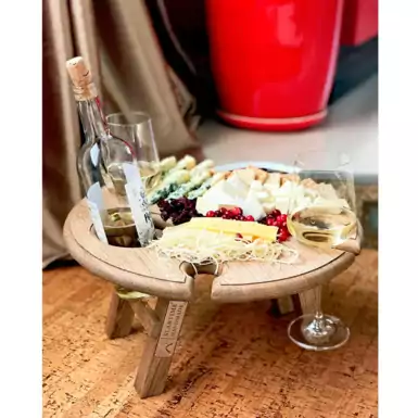 Вишуканий світлий винний столик із менажницею з дуба