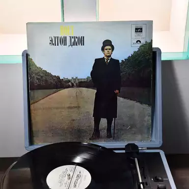 Vinyl record "Elton John Sings"