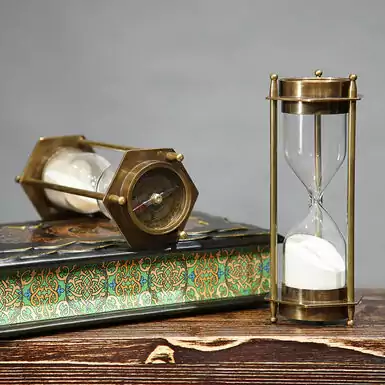 Вінтажний пісочний годинник з компасом "Загадка часу"