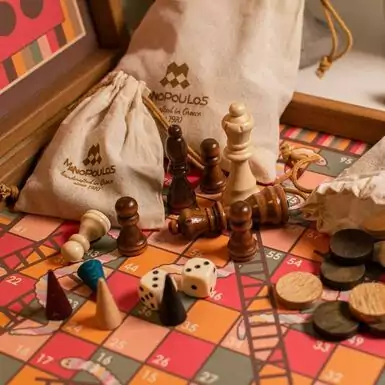 Набор настольных игр 4 в 1 (шахматы, нарды, лудо, змеи и лестницы) в винтажном стиле