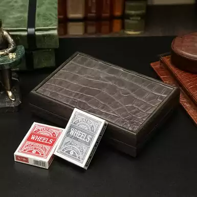 Игральные карты в футляре из крокодиловой кожи