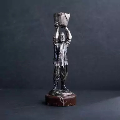 Изысканная серебряная статуэтка "Man with a bucket"