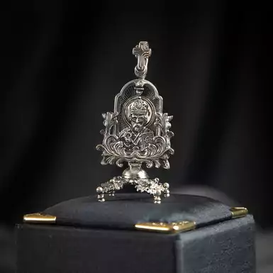 Ладанка из серебра «Николай Чудотворец» на подставке