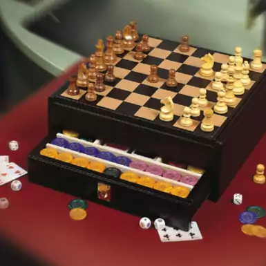 Гральний багажник з шахами і покером від Renzo Romagnoli