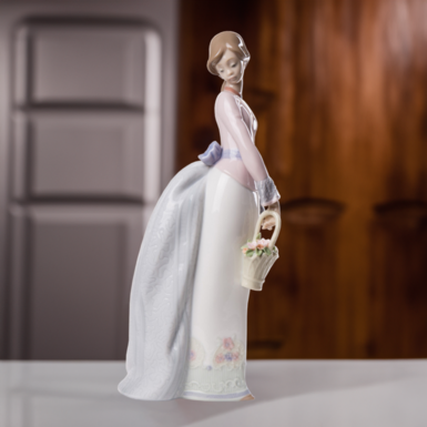 Порцелянова статуетка "Дівчина з квітковим кошиком" від Lladro