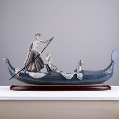 Huge porcelain composition "In the Gondola" by Lladro
