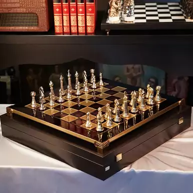 Шахматы «Стаунтон» в бордовом оттенке от Manopoulos