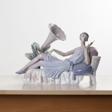 Сюжетная фарфоровая статуэтка "Девушка на диване" от Lladro