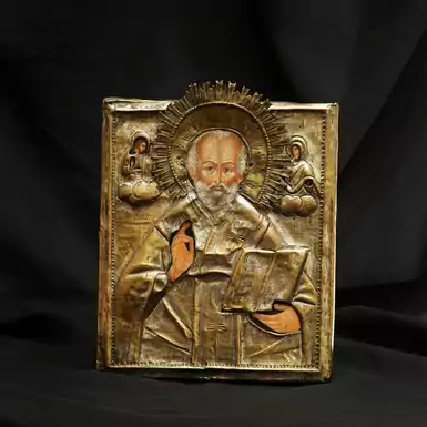 Старинная икона святого Николая Чудотворца в латунном с остатками серебрения окладе середины XIX века