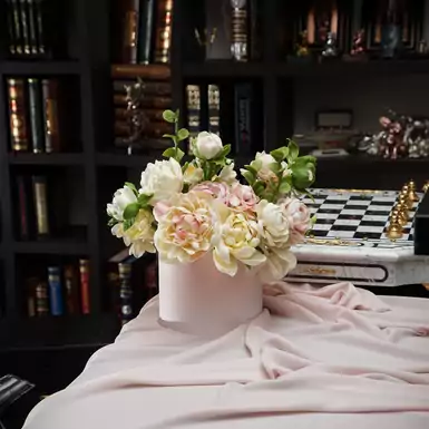 Букет белых цветов из холодного фарфора в шляпной коробке, автор Марина Малиновская