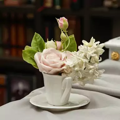 Букет квітів з холодної порцеляни в білій чашці, автор Марина Малиновська