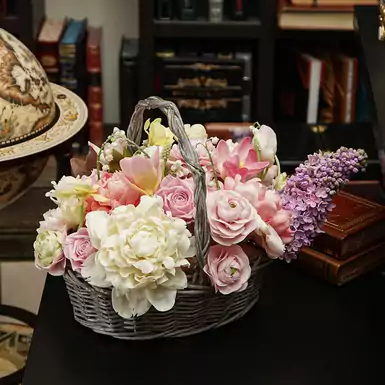 Букет пионов и тюльпанов из холодного фарфора в корзине, автор Марина Малиновская
