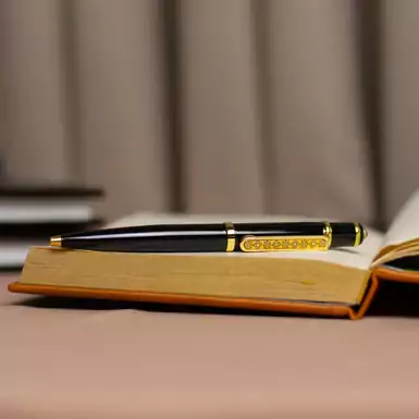 Шариковая ручка с геометрическим орнаментом и ручной позолотой от Anframa