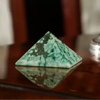Larch Pyramid "Magic Green" by Stone Art Designe (81 g)