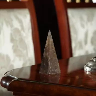 Піраміда з димчастого кварцу "Air Release" від Stone Art Design (132 г)