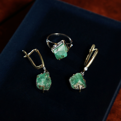 Ювелірний набір зі смарагдами та діамантами (сережки-підвіски та каблучка) «Greenlize» від Stone Art Design (8 г)
