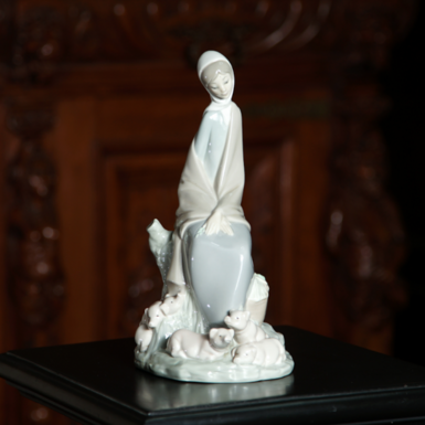 Порцелянова статуетка «Дівчинка і поросята» ручної роботи першої половини 20 століття від Nao