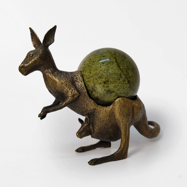 Бронзовая скульптура кенгуру с малышом с шаром из змеевика
