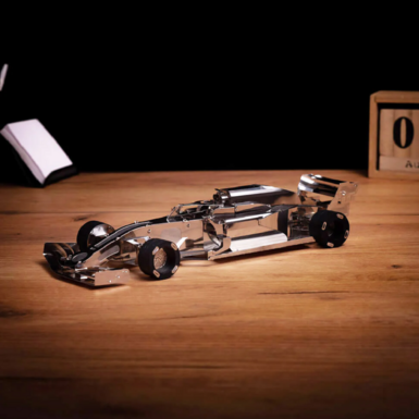 Металева модель гоночного автомобіля під назвою «Grand Prix Falcon» 