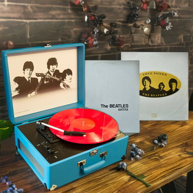 Комплект з портативного вінілового програвача "Beatles" від Crosley та вінілових платівок The Beatles "Love Songs" (2 LP) та "Білий альбом" (2 LP)