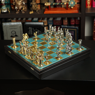 Греко-римский шахматный набор с золотыми и серебряными фигурами и бронзовой шахматной доской (44 х 44 см) от Manopoulos
