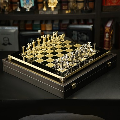 Шахматный набор 12 подвигов Геракла с золотыми/серебряными фигурами и бронзовой шахматной доской (36 x 36 см) от Manopoulos