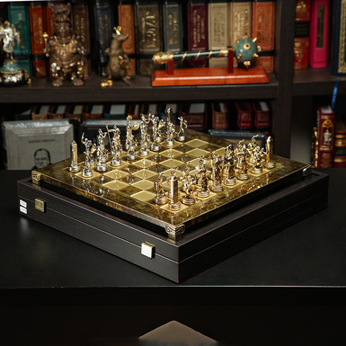 Комплект шахмат с золотыми/серебряными фигурами и бронзовой шахматной доской (36 x 36 см) от Manopoulos