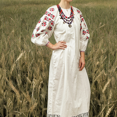 Комплект из сорочки с цветочной вышивкой, Полтавщина, первая половина 20-го века и ожерелья из агата, керамики, кораллов и лабрадора «Violetize»