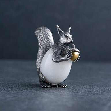 Статуетка зі срібла ручної роботи "Squirrel with nuts"