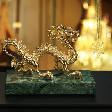Комплект из латунной статуэтки "Китайский дракон" с позолотой и серебряной подвеской (925 пробы) с позолотой "Тризуб"