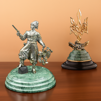 Комплект из статуэтки на мраморной подставке "Козак Освободитель" и авторской статуэтки Герб Украины Трезубец с позолотой и серебром