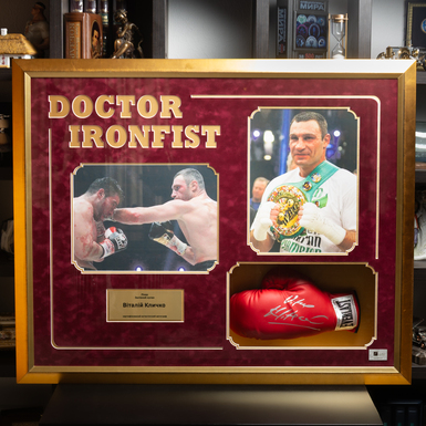 Автограф Виталия Кличко на боксерской перчатке