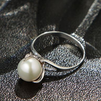 Ring with an artificially grown pearl made of silver (925) "Elegance"