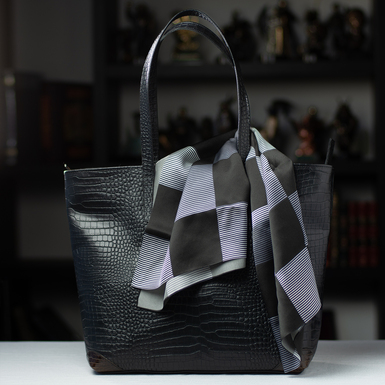 Подарочный комплект - кожаная сумка-шоппер "Lady in Black" ручной работы и шелковый платок "Смелый ход: шелковая игра в шахматы" от FAMA (лимитированная коллекция, 65х65 см)