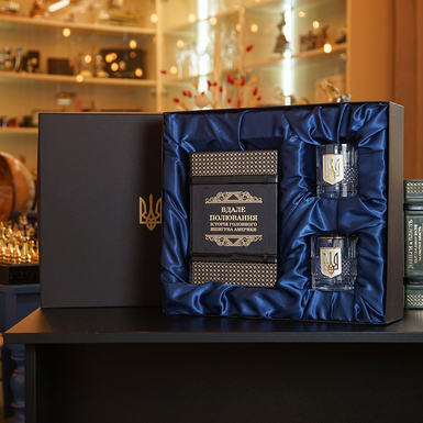 Набор из книги Девайна «Удачная охота» с двумя бокалами для виски в подарочной коробке