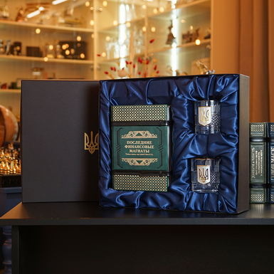 Набор из книги Уильяма Коэна «Последние финансовые магнаты» с двумя бокалами для виски в подарочной коробке