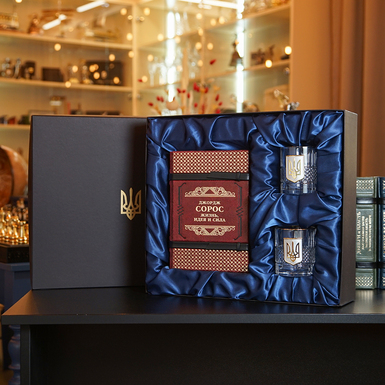 Набор из книги Роберта Слейтера «Джордж Сорос. Жизнь, идеи и сила величайшего инвестора в мире» с двумя бокалами для виски в подарочной коробке