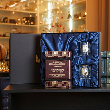 Набор из книги Майкла Портера «Международная конкуренция», с двумя бокалами для виски в подарочной коробке