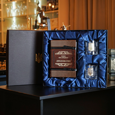 Набор из книги Генри Киссинджера «Дипломатия» с двумя бокалами для виски в подарочной коробке