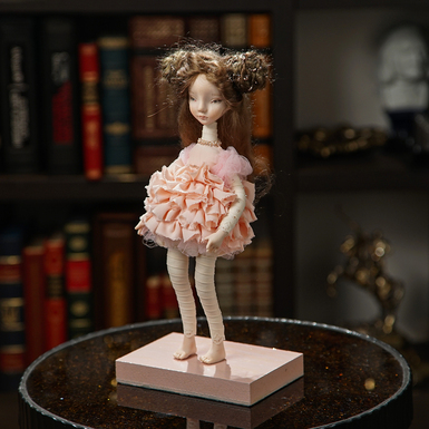 Маленька авторська інтерʼєрна лялька ручної роботи в рожевому
