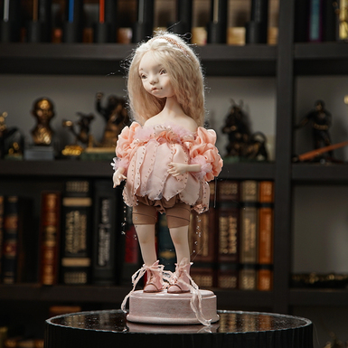 Інтерʼєрна авторська лялька ручної роботи (рожева)
